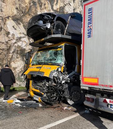 TIR'lar çarpıştı, sürücüler yaralandı