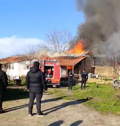 Tek katlı evin çatısında çıkan yangın söndürüldü