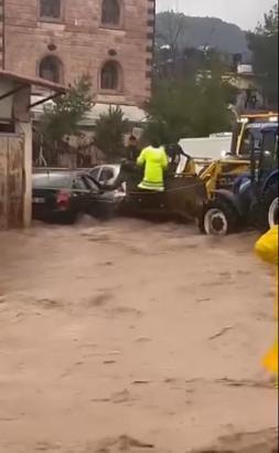Hatay'da şiddetli sağanak sele neden oldu; araçlarında mahsur kalanlar iş makineleriyle kurtarıldı