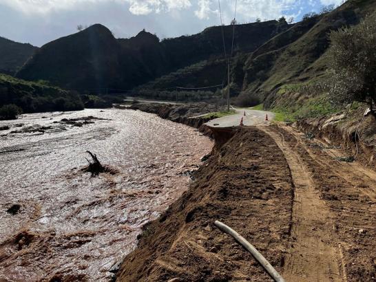 Alaşehir'de sağanak; dere taştı, kara yolu çöktü