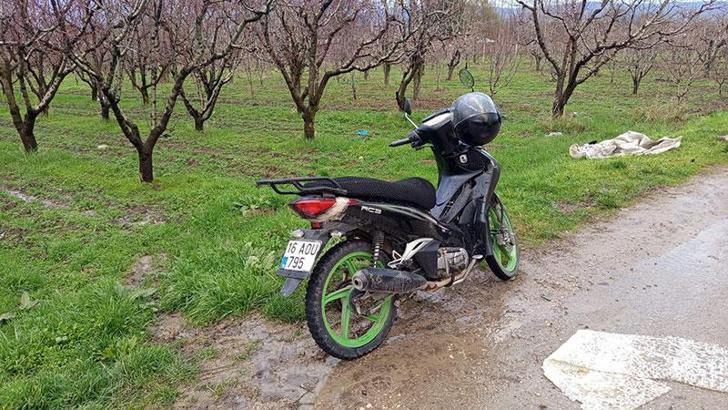 Çukura düşüp, devrilen motosikletteki baba ve oğul yaralandı