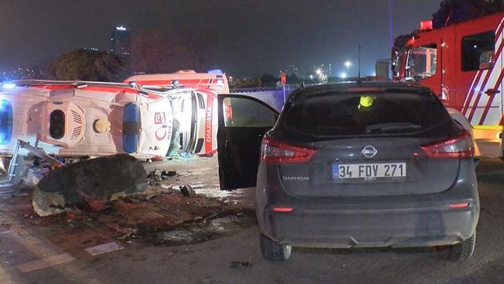 Kartal'da ambulans ile cip kafa kafaya çarpıştı: 2'si sağlık personeli 3 yaralı
