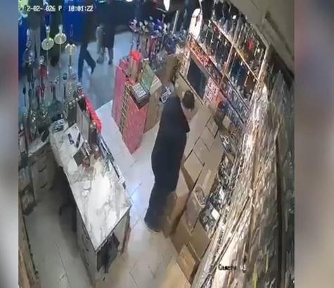 Asma tavan iş yeri sahibinin üzerine çöktü; o anlar kamerada