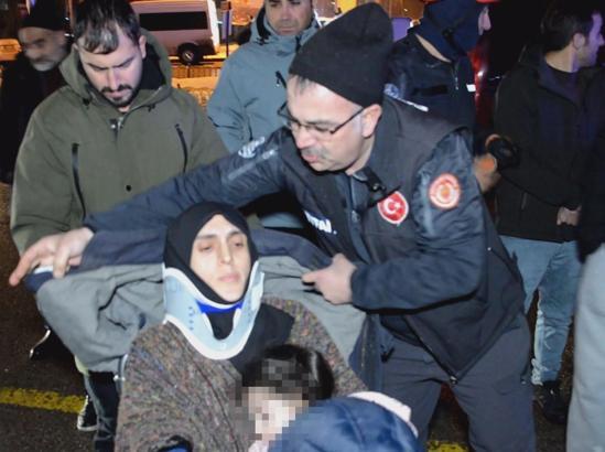 Erzurum'da 2 otomobil ve 1 kamyonetin karıştığı kazada 9 kişi yaralandı