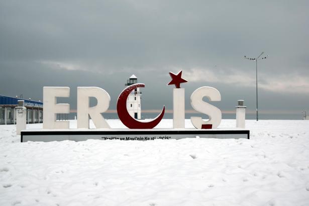 Erciş'te kar yağışı sonrası güzel görüntüler oluştu