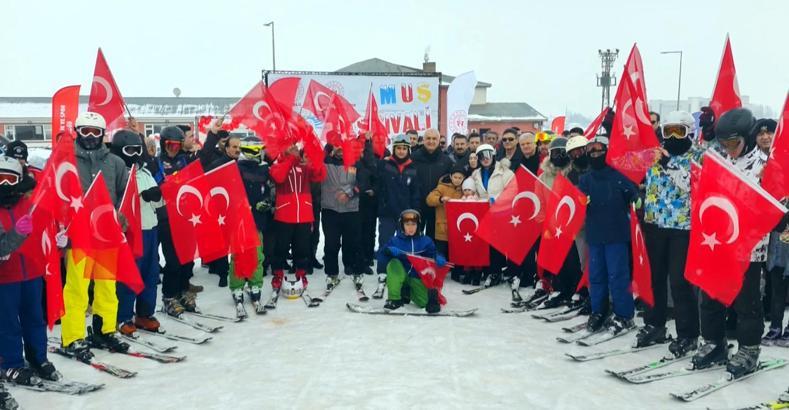 Kar Festivali'nde kızak, kayak ve şambrellerle kaydılar