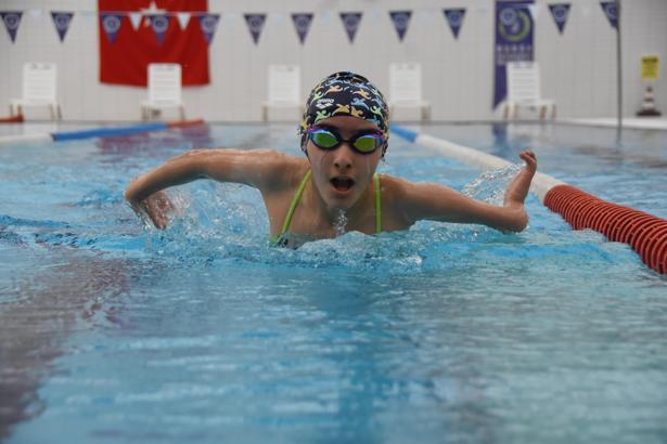 Paralimpik yüzücüler Zümra ve Zeynep İkra, milli takıma girmek için kulaç atıyor