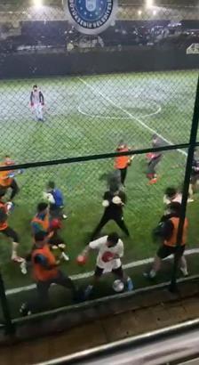 Boksörler halı sahada hem antrenman yaptı hem de futbol oynadı