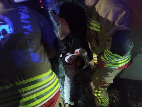 Hatay’da tarlaya yuvarlanan otomobilin sürücüsü yaralandı