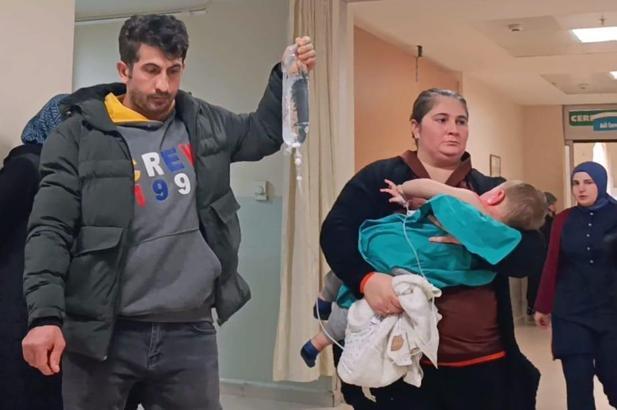 Bursa’da üzerine kaynar su dökülen bebek yaralandı