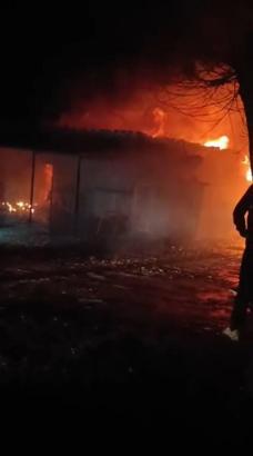 Tek katlı ev yangında kullanılamaz hale geldi