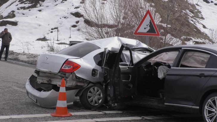 Bingöl'de otomobiller çarpıştı: 1 ölü, 5 yaralı