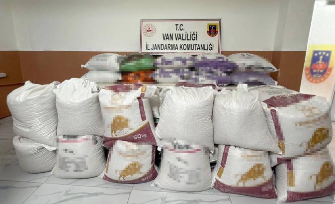Van'da 3,5 milyon TL'lik gümrük kaçağı gıda maddesi ele geçirildi