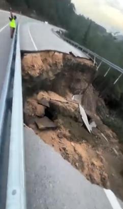 Çöken kara yolunda 10 metrelik çukur oluştu