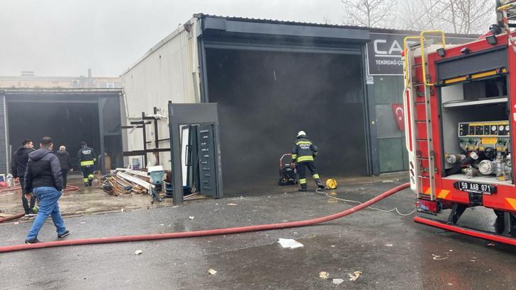 Çorlu'da işyeri, çıkan yangında hasar gördü
