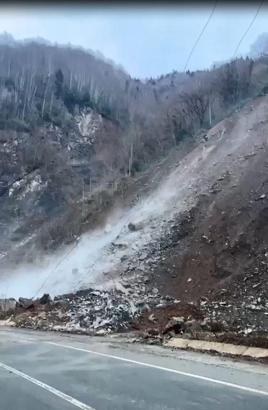Rize’de köy yolunda heyelan kamerada