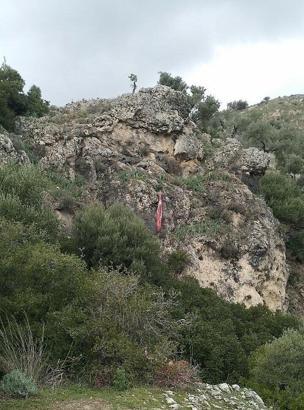 Kayalıklara takılan Türk bayrağını tereddüt etmeden kurtardı