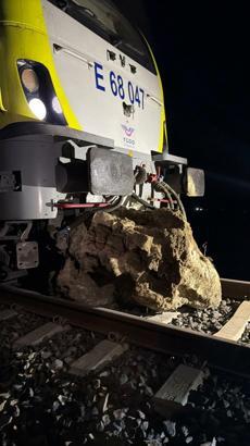 Savaştepe'de yolcu treninin lokomotifi, düşen kaya nedeniyle raydan çıktı