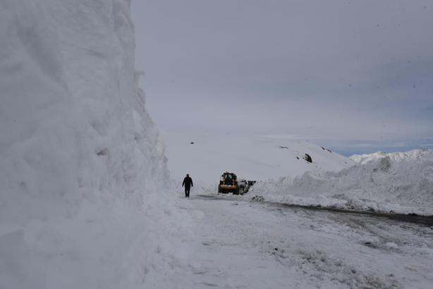 Hakkari'de 143 yerleşim yeri yolu ulaşıma açıldı