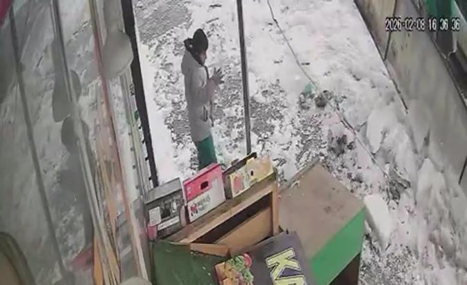 Çatıdan düşen kar kütlesinden saniyeler ile kurtuldu