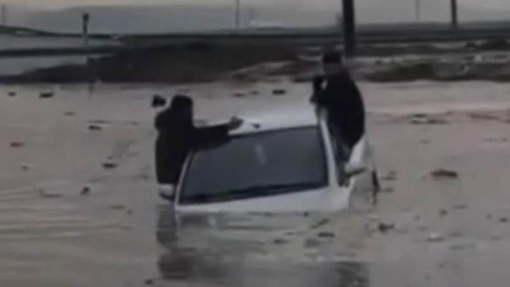 Sağanak sonrası oluşan gölette mahsur kalan 2 kişi kurtarıldı
