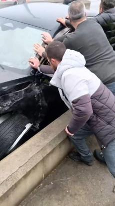 İstanbul- Çekmeköy'de gişelerde beton bariyere çarpan otomobilin sürücüsü yaralandı