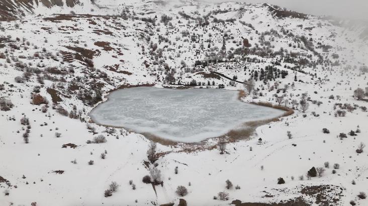 Buz tutan Ardos Gölü dronla görüntülendi