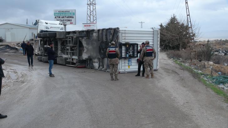 Kilis’te TIR devrildi