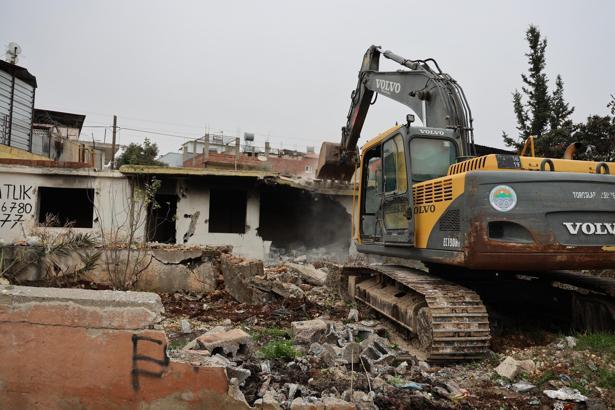 Toroslar’da metruk yapılar yıkılıyor