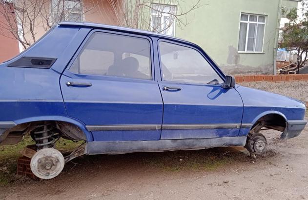 Park halindeki otomobilin  tekerleri çalındı