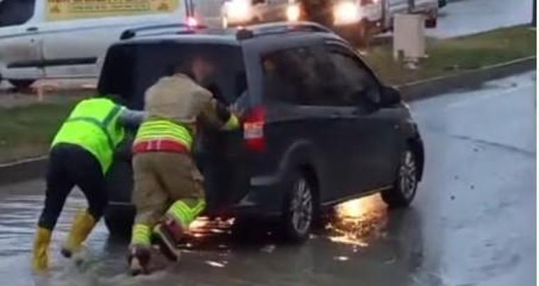Cizre’de sağanak yağışla su biriken yollarda, araçlar mahsur kaldı