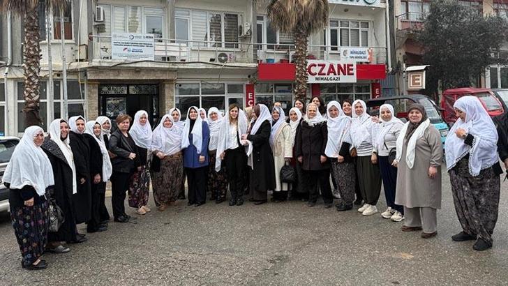 AK Parti'li kadınlar geleneksel kıyafetler giyip, Zeynep Akgün'e destek verdi