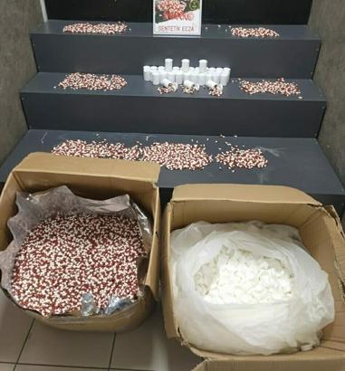 İzmir'de 104 bin 40 adet uyuşturucu sentetik ecza ele geçirildi