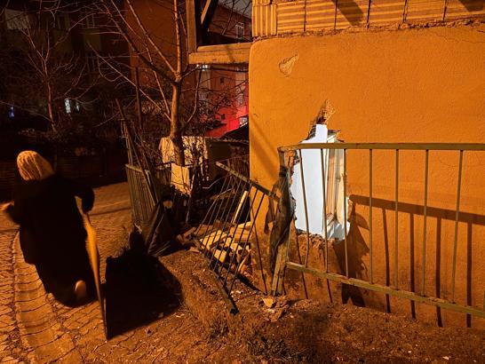 Kamyonetin çarptığı evin duvarından kopan tuğlaların altında kalıp yaralandı