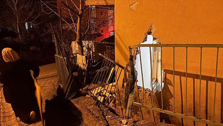Kamyonetin çarptığı evin duvarından kopan tuğlaların altında kalıp yaralandı