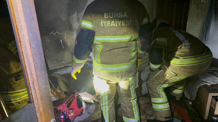 Bursa'da 2 katlı binada çıkan yangın söndürüldü