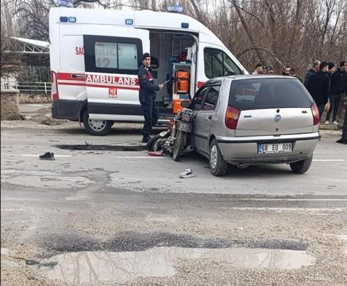 Otomobil ile motosiklet çarpıştı : 3 yaralı