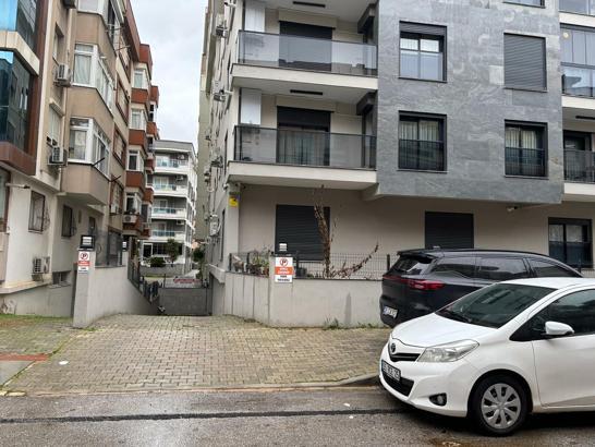 Polis gibi giyinen şüpheli, sokakta tartıştığı kişiyi tabancayla vurdu