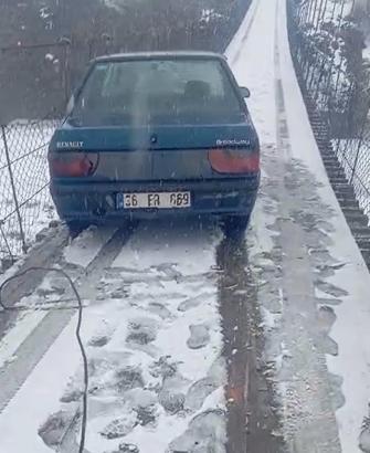 Kayan otomobil asma köprünün ortasında kaldı, traktörle kurtarıldı