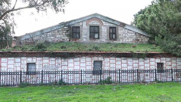 Fatih'teki tarihi Tur-i Sina Manastırı'nın duvarları çatladı, çevresi çöple dolu