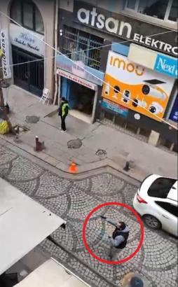 Otopark çalışanı, esnaf ile oğlunu tabanca ile yaraladı