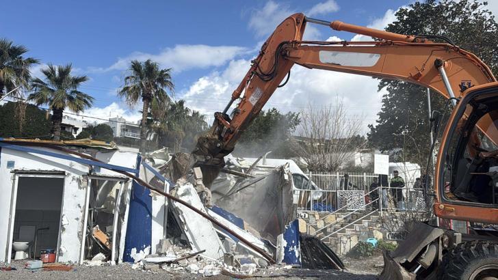 Bodrum'da plajda kaçak yapılar yıkıldı; tonozlar temizlendi