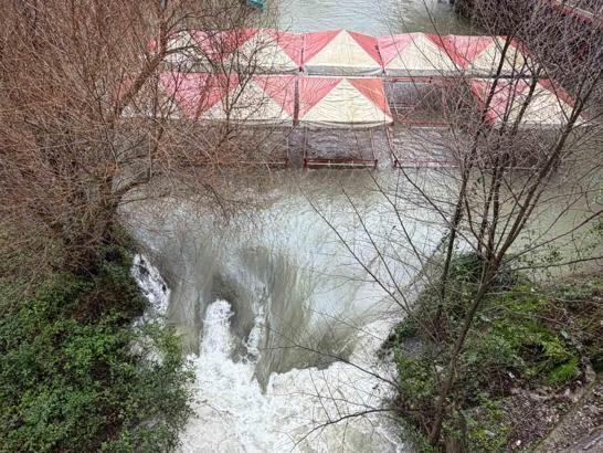 Dim Barajı'ndan su tahliyesi
