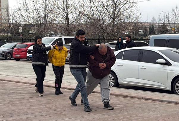 Bulgaristan plakalı otomobilde 24,5 kilo skunk ele geçirildi; 2 tutuklama