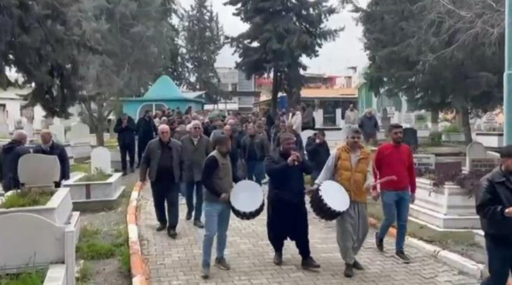 Kazada ölen motosiklet sürücüsünün cenazesinde, gelenek gereği davul-zurna çalındı