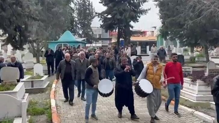 Kazada ölen motosiklet sürücüsünün cenazesinde, gelenek gereği davul-zurna çalındı