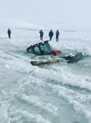 Çıldır Gölü'ne traktör düştü
