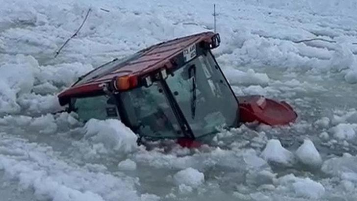 Çıldır Gölü'ne traktör düştü