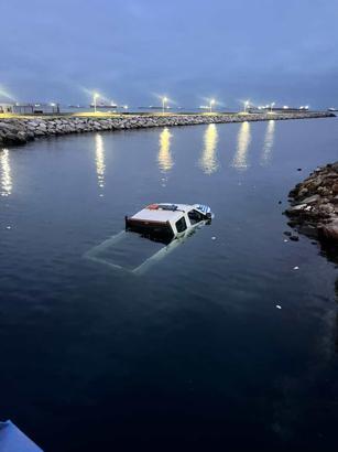 İstanbul - Bakırköy'de zabıta aracı denize düştü / Fotoğraf eklendi