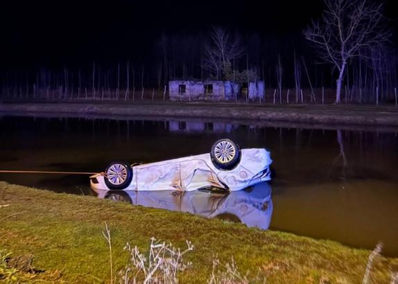 Otomobil, takla atıp su kanalına düştü: 1 ölü, 1 yaralı